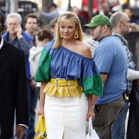 Ikonická role Kim Cattrall se nebála ani color blockingu a mezi její osvědčené stylingové triky patřily také pásky.