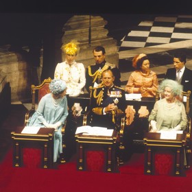 Bohatou historii mají i zavinovací květované šaty od Maureen Baker, které Anne oblékla na svatbu svého bratra, prince Charlase, s Lady Dianou Spencer v roce 1981.