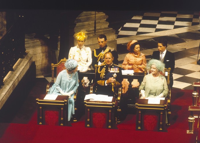 Bohatou historii mají i zavinovací květované šaty od Maureen Baker, které Anne oblékla na svatbu svého bratra, prince Charlase, s Lady Dianou Spencer v roce 1981. 