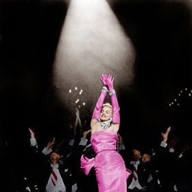 Značka Mattel nadělila legendární Marilyn Monroe k nedožitým 100. narozeninám panenku Barbie inspirovanou ikonickou scénou z filmu Páni mají radši blondýnky.