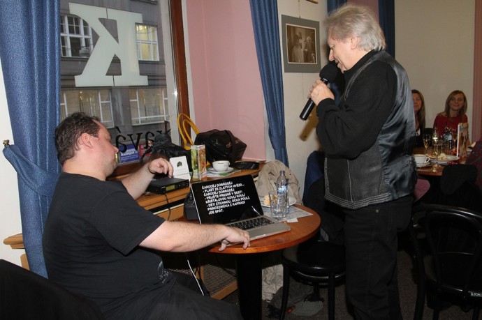 Václav Neckář mladší sestavil pro svého otce speciální čtecí zařízení na texty písní. To mu pomohlo ve chvílích, kdy si nemohl vzpomenout na text.