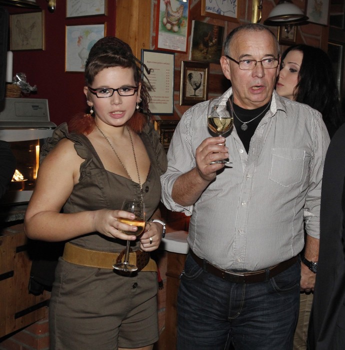 Ivan s dcerou v roce 2011. Tradiční vánoční večírek Divadel Hybernia a Broadway se konal v průhonické restauraci U Slepiček.