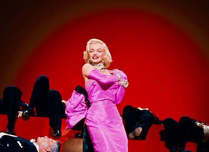 Původní šaty Marilyn Monroe byly v tmavším, ostřejším odstínu růžové.