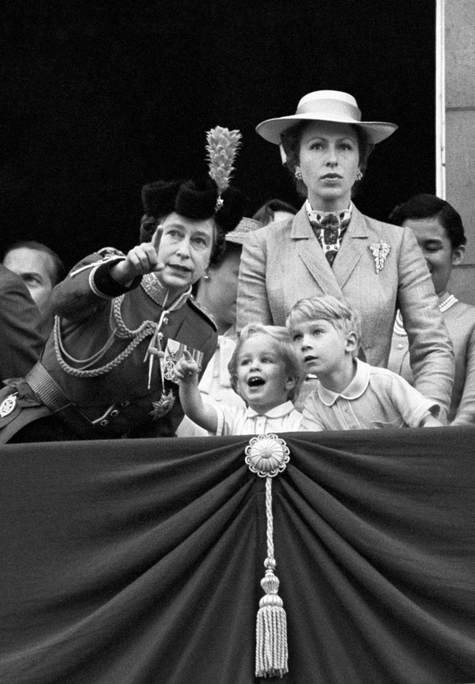 Princezna Anne je mistryní recyklace. Začala s ní v podstatě už v době, kdy její nekorunovaná královna Kate Middleton ještě ani nebyla na světě. Tyto dvouřadé žluté kabátové šaty od Susan Small má ve skříni minimálně od vojenské přehlídky v roce 1980.
