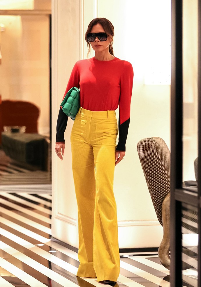 Nevšedních barevných kombinací se nebojí třeba Victoria Beckham. Takto vynesla nejen červenou se žlutou, ale doplnila je ještě zelenou kabelkou.