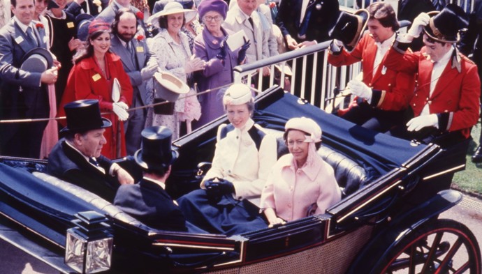 Mezi evergreeny princezny Anne patří i tento krémový námořnický kabát. Prezentovala se jím na dostizích v Ascotu roku 1980.