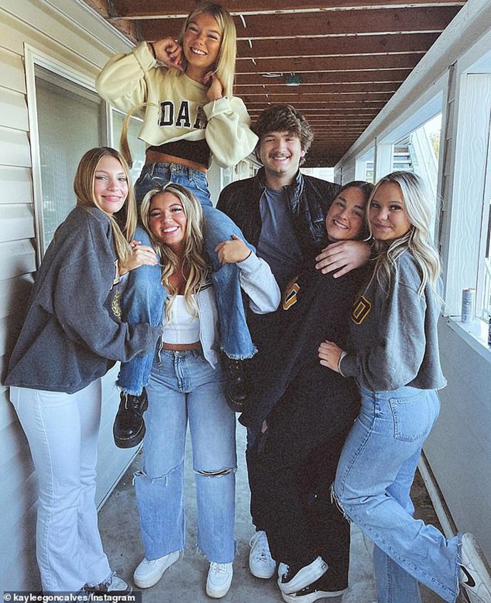Brutální útok přežila pouze Dylan Mortensen vlevo a Bethany Funke vpravo. 