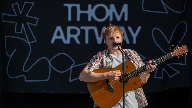 Hudebník a písničkář Thom Artway koncertuje