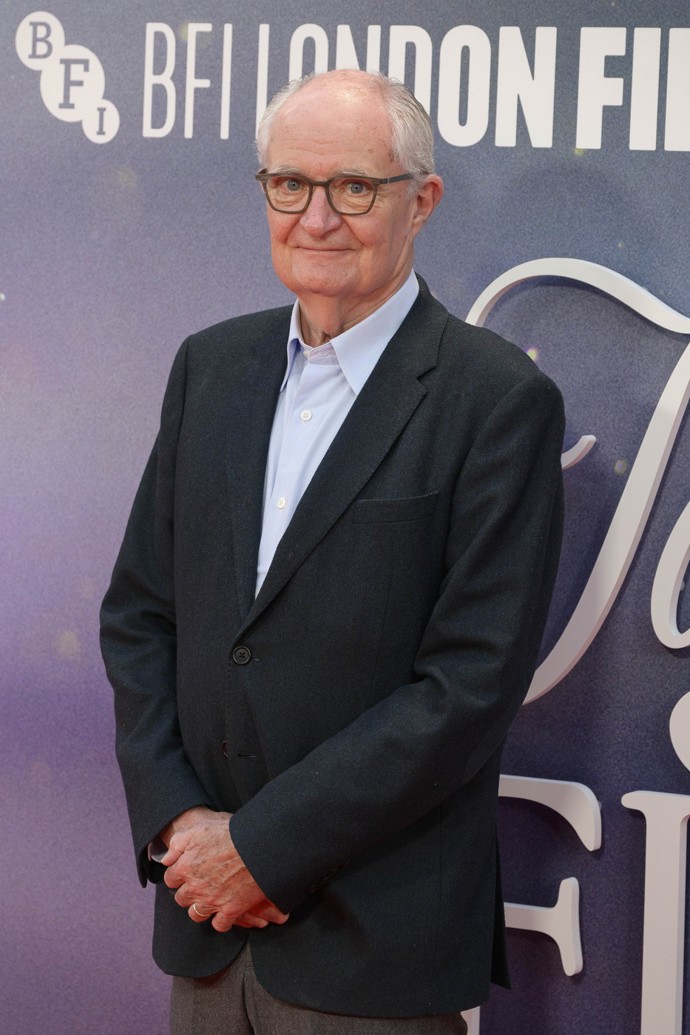 Jim Broadbent je možná nenápadný herec, ale na svém kontě má bezpočet vynikajících rolí. Objevil se ve filmech o Harrym Potterovi, muzikálu Moulin Rouge a získal Oscara za vedlejší roli Johna Bayleyho ve filmu Iris (2001). Od roku 1987 je ženatý s divadelní výtvarnicí Anastasií Lewis. Děti nemá.