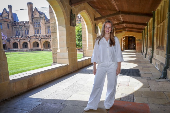 Momentálně studuje na univerzitě v australském Sydney společenské vědy.