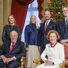 Princezna Ingrid Alexandra (stojí první vlevo) je novou dědičkou norského trůnu. Na rodinném snímku s dědou Haraldem V., který zemřel 28. srpna 2026 ve věku 89 let, babičkou Sonjou, tátou Haakonem VIII., maminkou Mette-Marit a bratrem Sverrem.