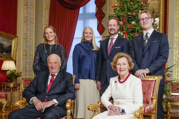 Princezna Ingrid Alexandra (stojí první vlevo) je novou dědičkou norského trůnu. Na rodinném snímku s dědou Haraldem V., který zemřel 28. srpna 2026 ve věku 89 let, babičkou Sonjou, tátou Haakonem VIII., maminkou Mette-Marit a bratrem Sverrem.