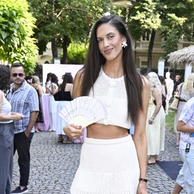 Aneta Vignerová ukázala nohy v kompletně háčkovaném outfitu, kterému vévodí mini sukně.