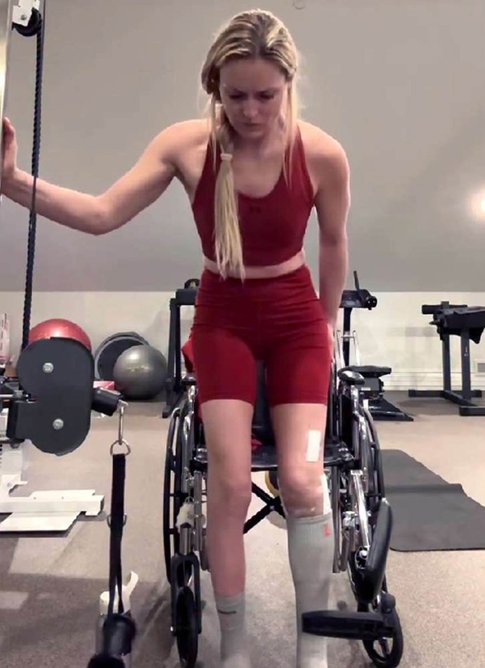 Lindsey je ale buldok, velmi záhy poté, co jí lékaři nohu zachránili, už dřela v posilovně.