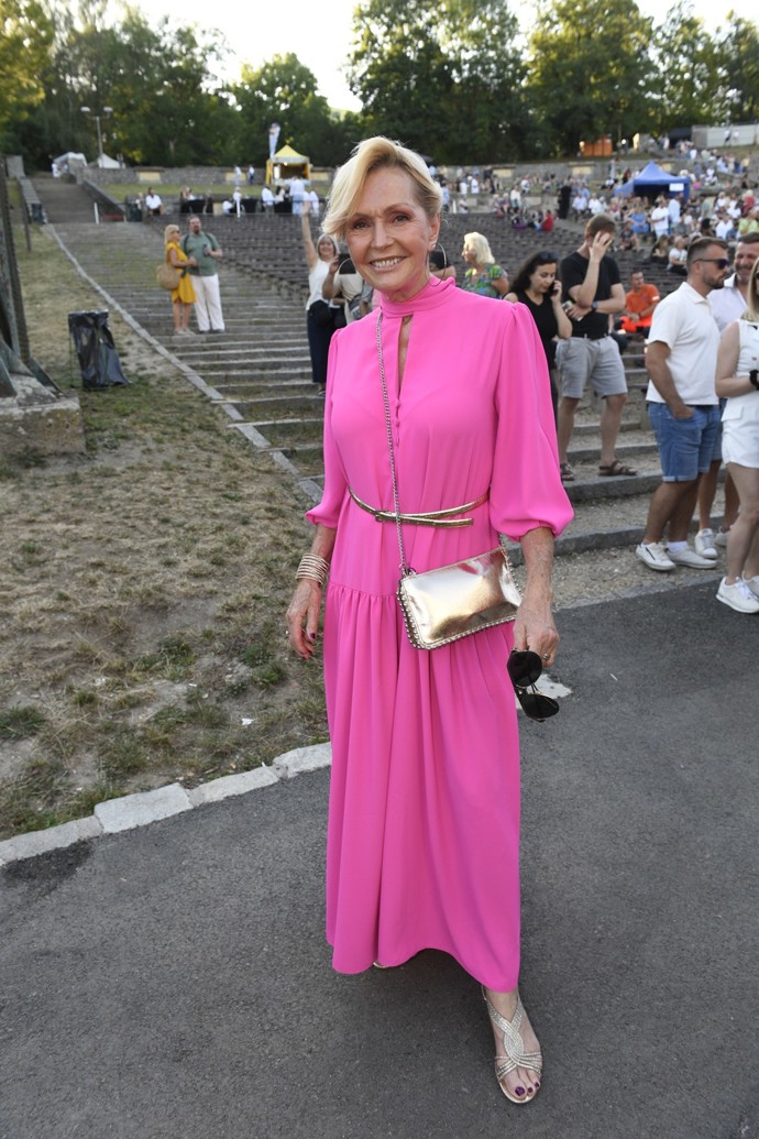Helena Vondráčková vsadila na svou oblíbenou ostře růžovou.