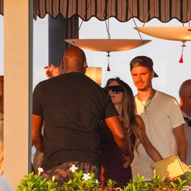 Beckhamovi si užívají dovolenou v Saint-Tropez. Na večeři za nimi dorazili i Michael Jordan s manželkou.