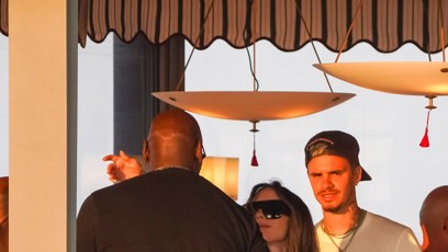 FOTO: Beckhamovi si užívají dovolenou v Saint-Tropez. Na večeři za nimi dorazili i Michael Jordan s manželkou.