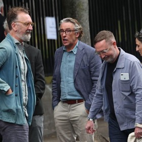 Na pohřeb dorazil Steve Coogan.