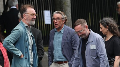 FOTO: Na pohřeb dorazil Steve Coogan.