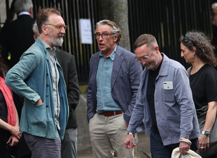 Na pohřeb dorazil Steve Coogan. 