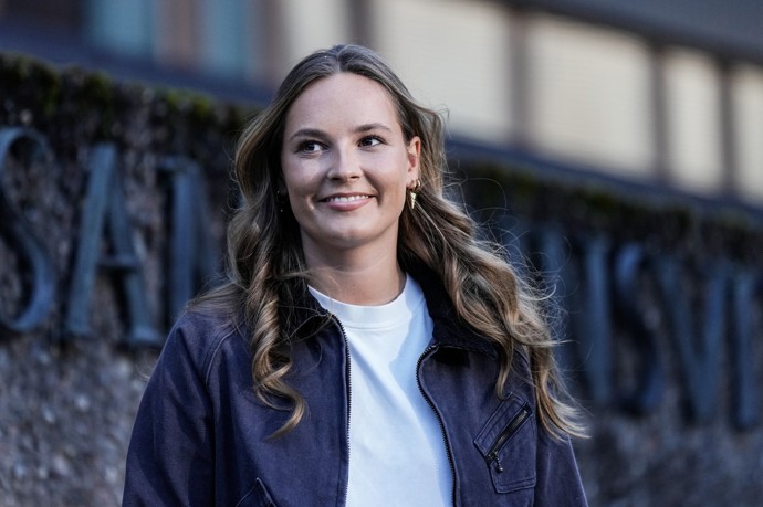 Proslýchá se také, že v Austrálii randí s jedním studentem konkurenční univerzity.
