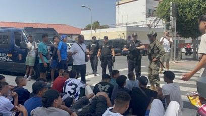 FOTO: Ceutu už by měli mít pod kontrolou policisté a vojáci. Tisíce migrantů ale stále zůstává.