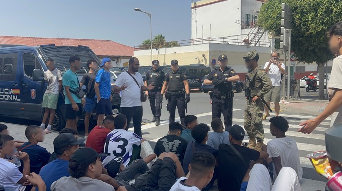 Ceutu už by měli mít pod kontrolou policisté a vojáci. Tisíce migrantů ale stále zůstává.