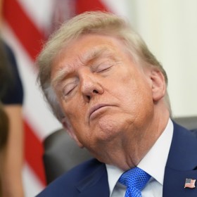 Americký prezident Donald Trump svým chováním opět rozvířil vlnu spekulací o svém zdravotním stavu.