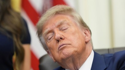 FOTO: Americký prezident Donald Trump usnul během setkání s novináři v Oválné pracovně Bílého domu.