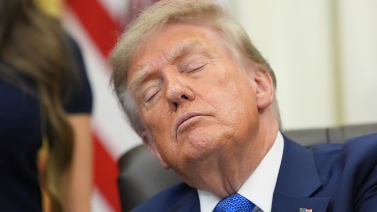 Americký prezident Donald Trump usnul během setkání s novináři v Oválné pracovně Bílého domu.