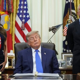 Americký prezident Donald Trump zřejmě usnul během setkání s novináři v Oválné pracovně Bílého domu.