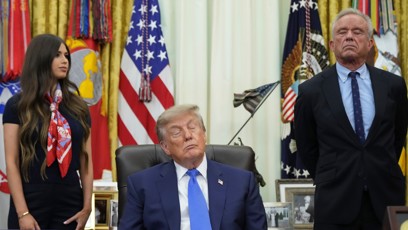 FOTO: Americký prezident Donald Trump usnul během setkání s novináři v Oválné pracovně Bílého domu.