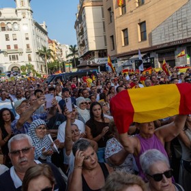 Španělé svolávají demonstrace. Vyzývají premiéra Sáncheze k demisi. Zpívají hymnu.