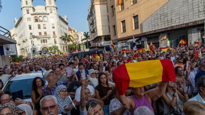 FOTO: Španělé v Ceutě se bouří. Svolávají demonstrace. Vyzývají premiéra Sáncheze k demisi. Zpívají hymnu.