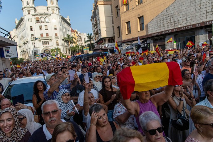 Španělé svolávají demonstrace. Vyzývají premiéra Sáncheze k demisi. Zpívají hymnu.