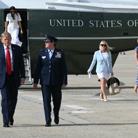 Natalie Harpová je Donaldem Trumpem posedlá.