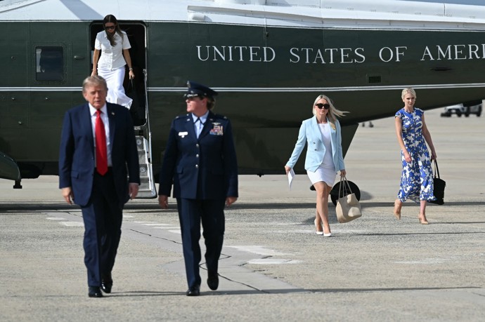 Natalie Harpová je Donaldem Trumpem posedlá.