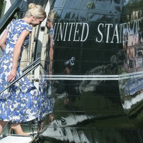 Natalie Harpová Donalda Trumpa doprovází všude.