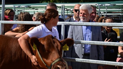FOTO: Petr Pavel si na veletrhu prohlédl vystavené stroje, hospodářský skot a neodolal ani sklenici točeného piva.