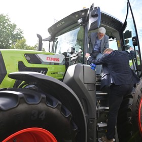 Petr Pavel se během prohlídky areálu vyšplhal do traktoru.