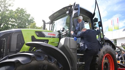 FOTO: Petr Pavel se během prohlídky vyšplhal do traktoru.
