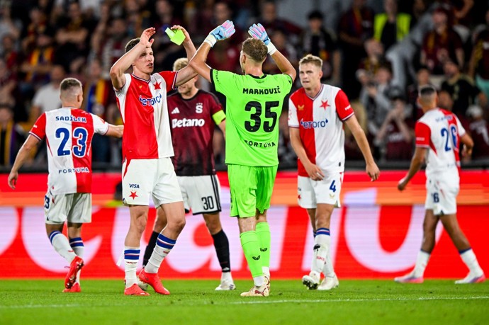 Gólman Jakub Markovič slavil se svým týmem.