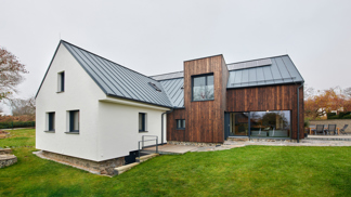 Obyčejný venkovský domek se stodolou proměnili architekti v moderní stavbu s opalovanou fasádou. Na chalupu sem jezdí tři generace jedné rodiny Obyčejný venkovský domek se stodolou proměnili architekti v moderní stavbu s opalovanou fasádou. Na chalupu sem jezdí tři generace jedné rodiny