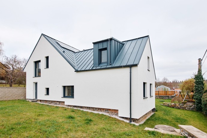 Obyčejný venkovský domek se stodolou proměnili architekti v moderní stavbu s opalovanou fasádou. Na chalupu sem jezdí tři generace jedné rodiny Obyčejný venkovský domek se stodolou proměnili architekti v moderní stavbu s opalovanou fasádou. Na chalupu sem jezdí tři generace jedné rodiny