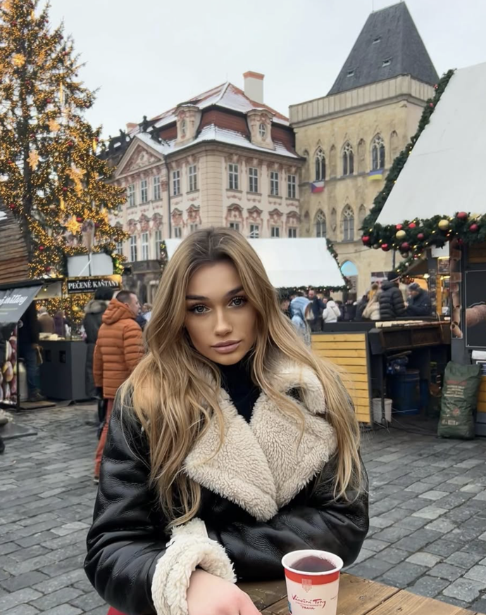 Nedávno se ale vydala na bosou procházku Prahou. 
