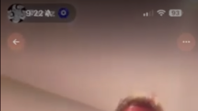 FOTO: Přejížděl na něm po svém těle nožem a vydával divné zvuky.