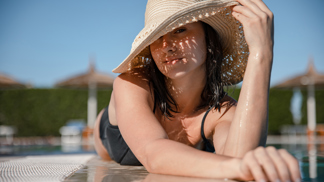 Jak se opravdu nespálit od sluníčka. Sunscreen paradox vyvolává falešný pocit, že s opalovacím krémem je kůže nedotknutelná. Jaké jsou nejčastější mýty o SPF? Jak se opravdu nespálit od sluníčka. Sunscreen paradox vyvolává falešný pocit, že s opalovacím krémem je kůže nedotknutelná. Jaké jsou nejčastější mýty o SPF?