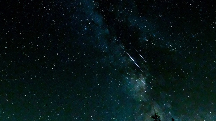Perseidy patří každoročně k neoblíbenějším astronomickým jevům. Perseidy patří každoročně k neoblíbenějším astronomickým jevům.