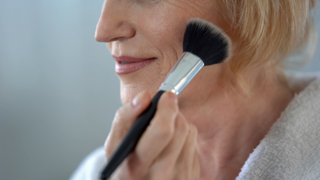 Make-up, který vás nejen v létě dělá starší: Tyto kosmetické produkty ze své tašky raději vyhoďte, zvýrazňují vrásky