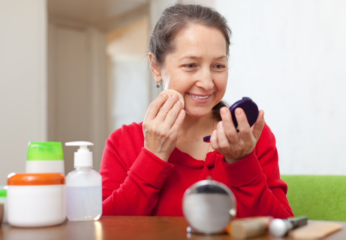 Make-up, který vás nejen v létě dělá starší: Tyto kosmetické produkty ze své tašky raději vyhoďte, zvýrazňují vrásky